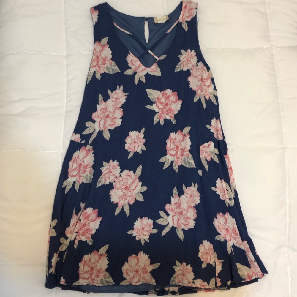 Cute floral shift dress. Size Small.